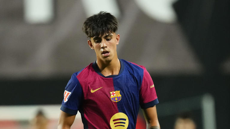 مارك بيرنال لاعب الفريق الأول لكرة القدم بنادي برشلونة الإسباني