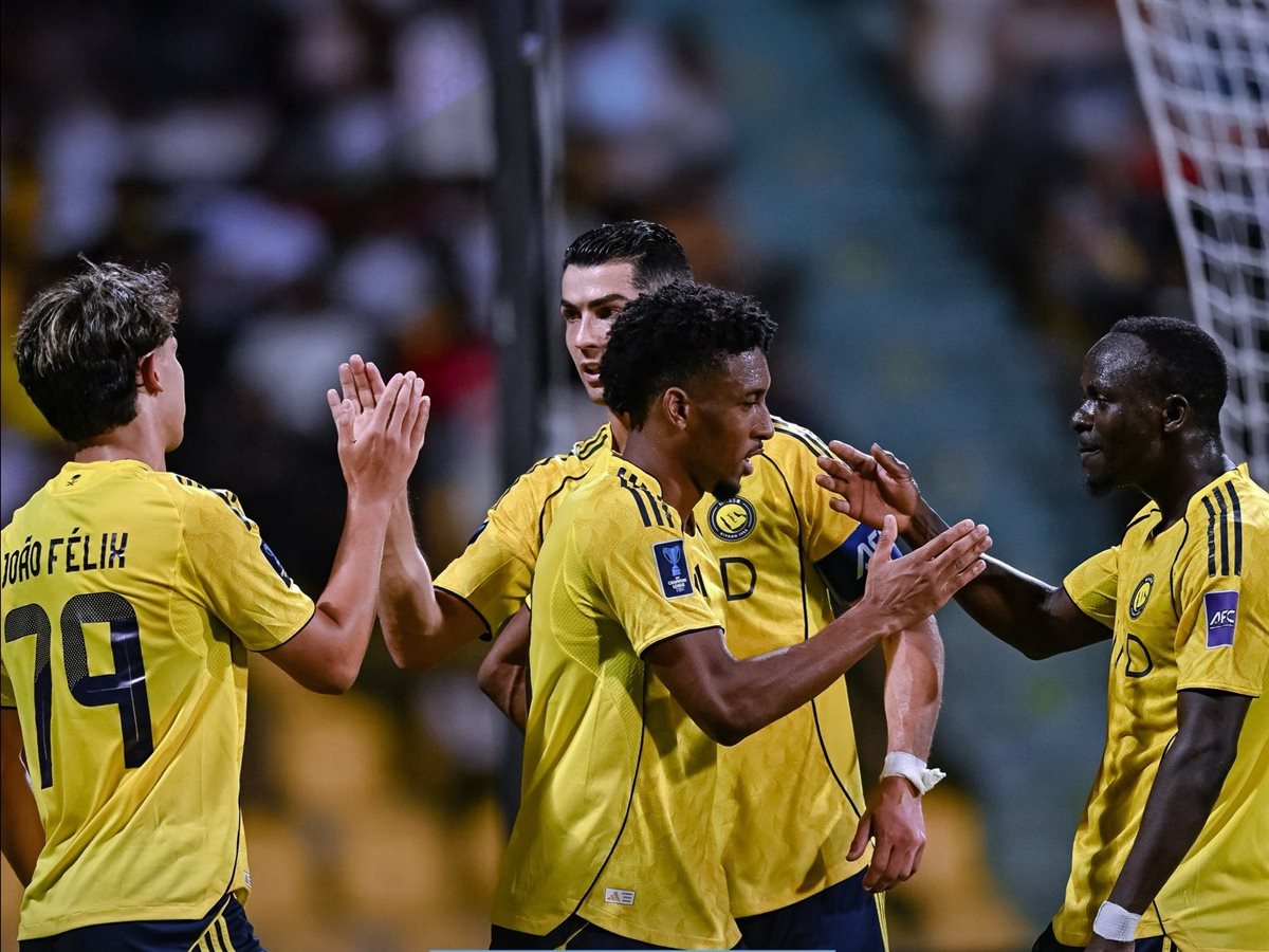 الفريق الأول لكرة القدم بنادي النصر السعودي والذي يستعد لمواجهة أهلي جدة