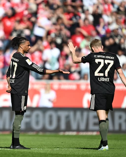 الفريق الأول لكرة القدم بنادي بايرن ميونيخ الألماني والذي فاز على ماينتس بأربعة أهداف مقابل ثلاثة في إطار بطولة البوندسليجا