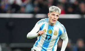 أليخاندرو جارناتشو لاعب الفريق الأول لكرة القدم بنادي تشيلسي&nbsp;