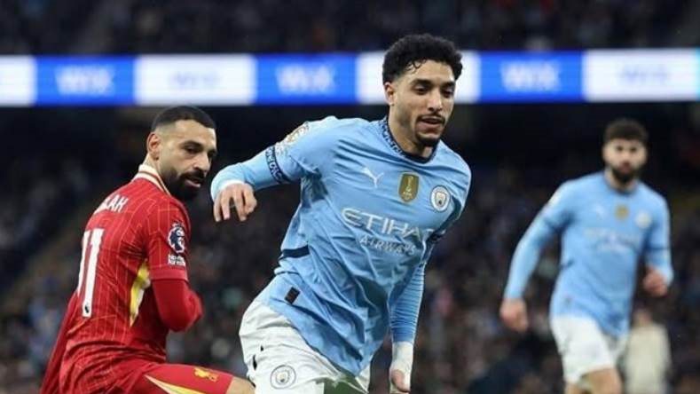 عمر مرموش لاعب الفريق الأول لكرة القدم بنادي مانشستر سيتي الإنجليزي
