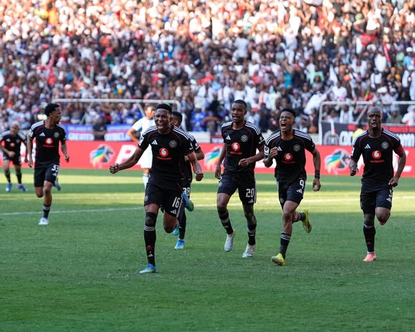 الفريق الأول لكرة القدم بنادي أورلاندو بايرتس الجنوب أفريقي والذي فاز بلقب الدوري