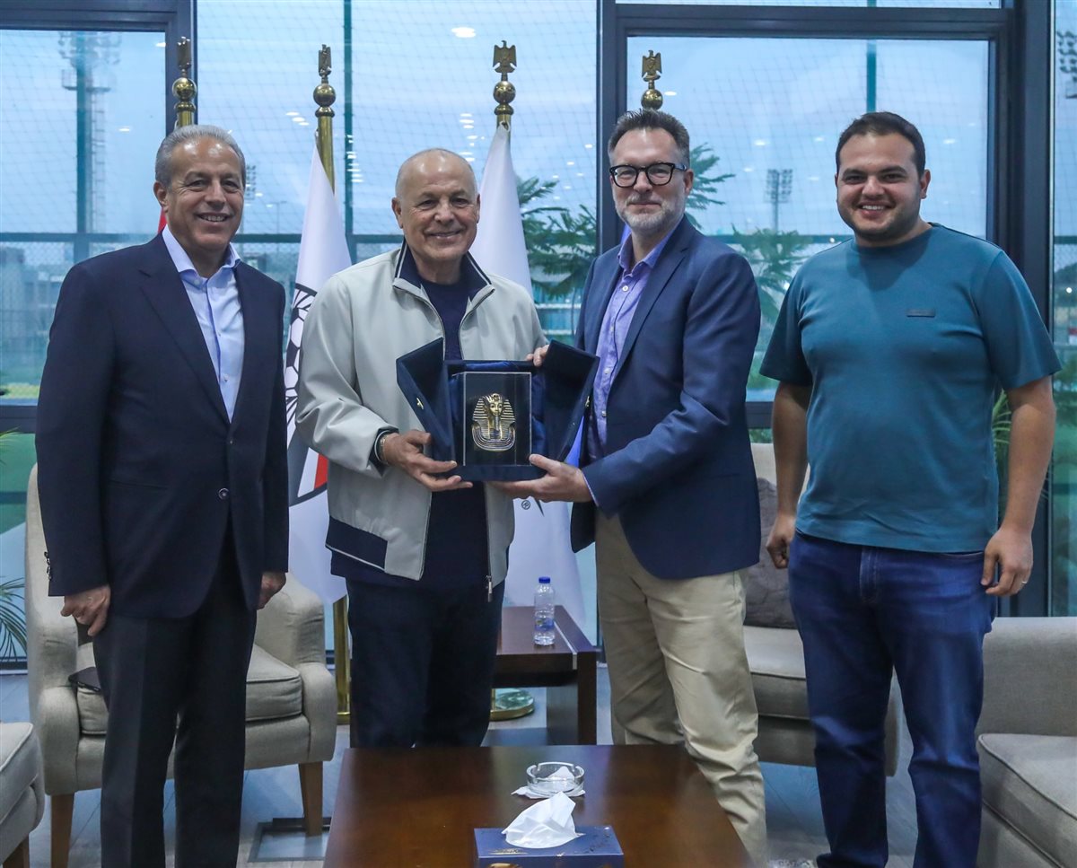 هاني أبو ريدة يستقبل السفير الكندي بمقر اتحاد الكرة&nbsp;