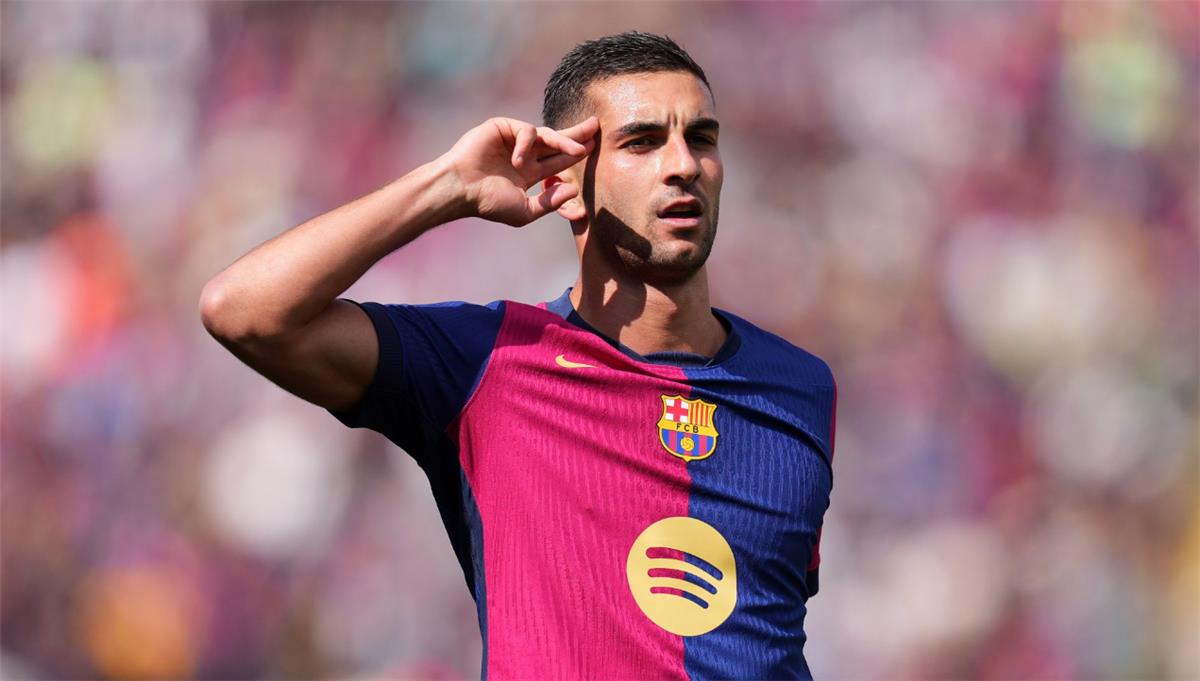 فيران توريس لاعب الفريق الأول لكرة القدم بنادي برشلونة الإسباني