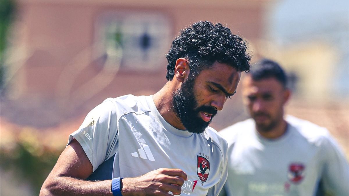 حسين الشحات لاعب الفريق الأول لكرة القدم بالنادي الأهلي والذي جدد عقده مع الأحمر