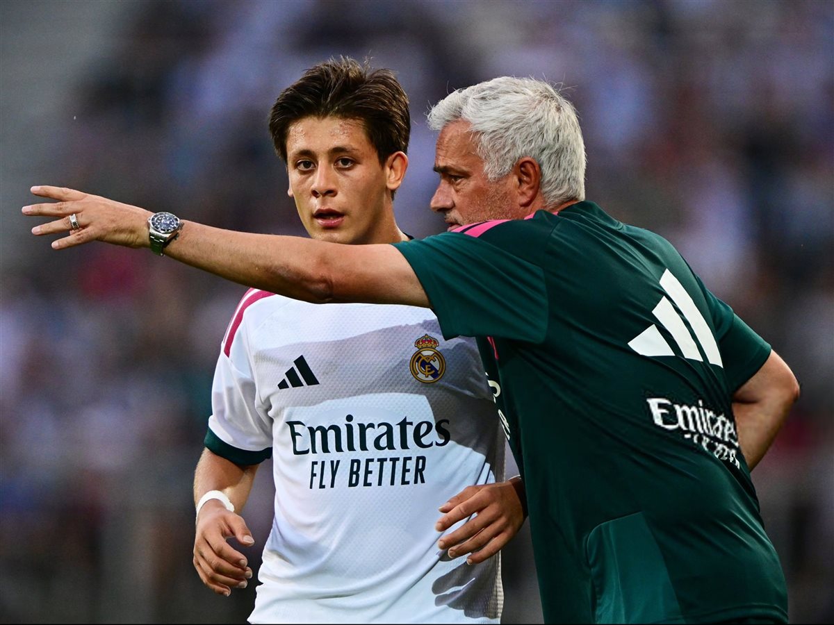 جوزيه مورينيو المدير الفني للفريق الأول لكرة القدم بنادي ريال مدريد الإسباني