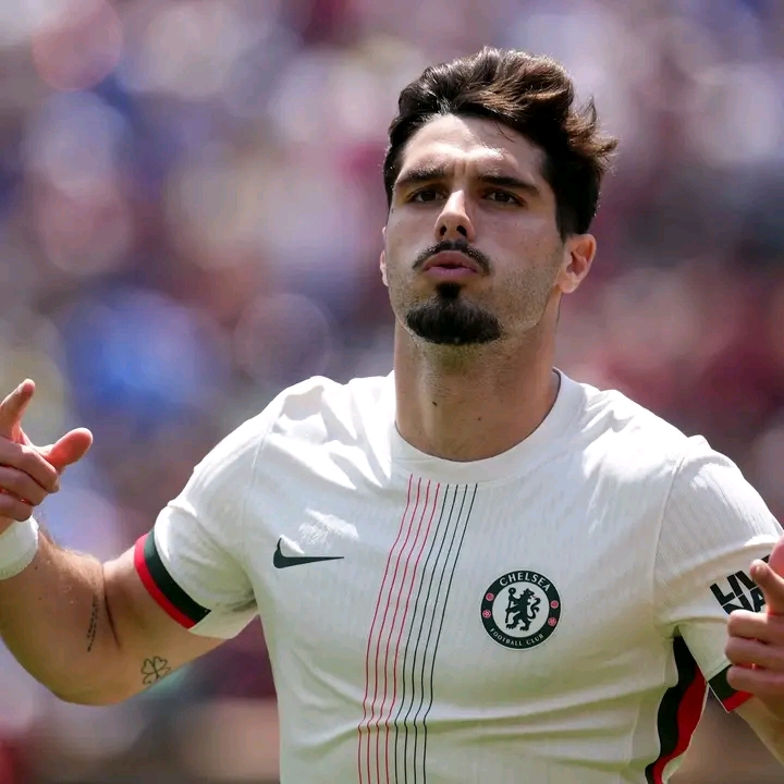 بيدرو نيتو لاعب الفريق الأول لكرة القدم بنادي تشيلسي الإنجليزي والذي أقترب من الانتقال إلى صفوف الهلال السعودي