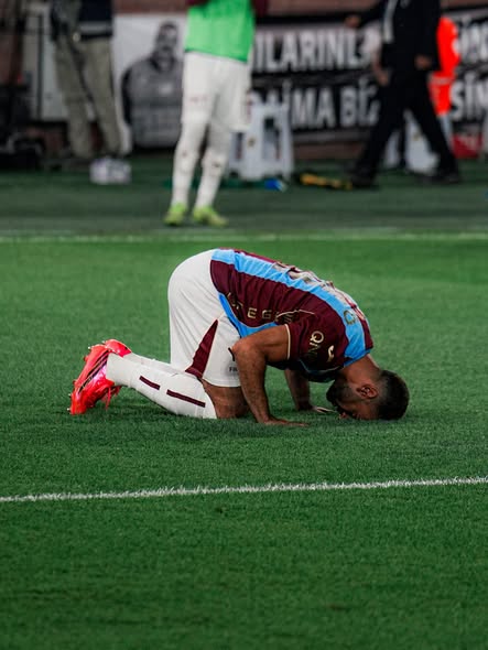 محمد صلاح لاعب الفريق الأول لكرة القدم بنادي طرابزون التركي والذي سجل هدفين خلال أحداث اللقاء