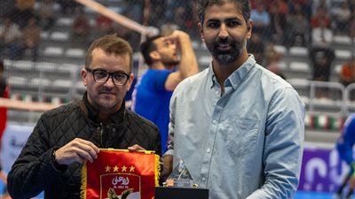 مهند مجدي يهدي درع وعلم الأهلي لنائب رئيس اللجنة المنظمة لبطولة إفريقيا للكرة الطائرة