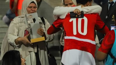 محمد عبد الله يهدي والدته جائزة رجل مباراة مصر وجنوب أفريقيا 