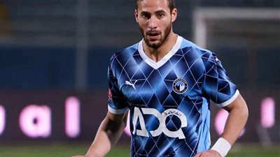 تطورات أزمة القبض على رمضان صبحي في مطار القاهرة بتهمة التزوير(فيديو)