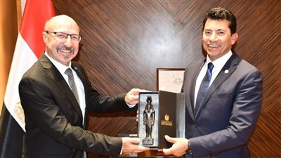 لبحث استضافة مصر كأس العالم.. أشرف صبحي يلتقي رئيس الاتحاد الدولي للكاراتيه التقليدي