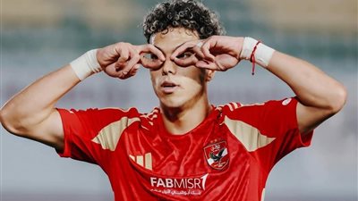 إمام عاشور يتضامن مع الطفل ياسين أثناء مباراة الأهلى و بتروجيت 