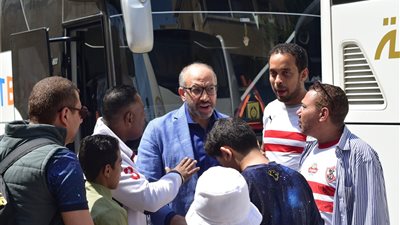 توافد جماهير الزمالك أمام بوابات النادي لركوب الحافلات للسفر إلى الإسكندرية ..صور