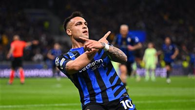 إنتر ميلان يتقدم على برشلونة بهدف نظيف بعد مرور 30 دقيقة 