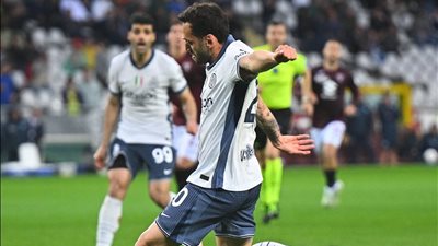 إنتر ميلان يفوز على تورينو بثنائية ويزاحم نابولي على قمة الدوري الإيطالي