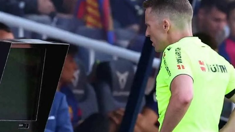 حكم مباراة برشلونة