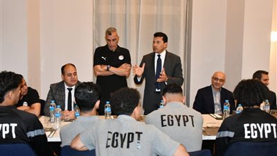 أشرف صبحي يؤازر منتخب الشباب قبل مواجهة المغرب ويحتفل معهم بالتأهل للمونديال