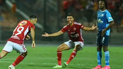 أثار الجدل في موقعة سابقة بينهما.. من هو حكم مباراة الأهلي وبيراميدز؟