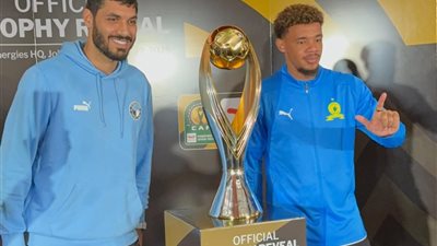 لاعبي بيراميدز يلتقطون صور تذكارية مع كأس دوري أبطال أفريقيا الجديد 