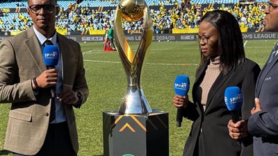 شاهد .. وصول كأس دوري أبطال إفريقيا الجديد فى مباراة بيراميدز وصن دوانز 