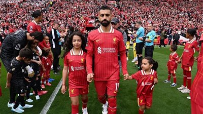 محمد صلاح يصطحب مكه و كيان خلال الممر الشرفى من كريستال بالاس 