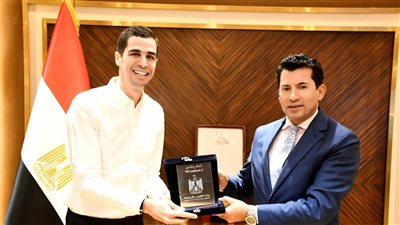 بعد قراره بالاعتزال .. وزير الرياضة يستقبل بطل مصر في الاسكواش علي فرج