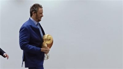 ممدوح عيد يحضر اجتماع رابطة الأندية حاملاً كأس دوري أبطال إفريقيا