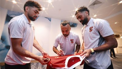 فيفا يحصل على توقيعات اللاعبين على قمصان الأهلي قبل كأس العالم للأندية