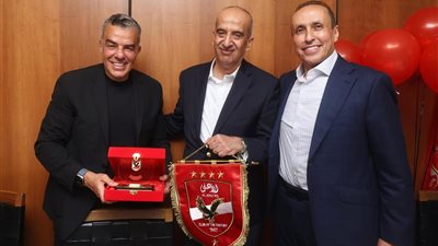 مأدبة عشاء وهدية نادرة.. الأهلي يواصل حضوره الدبلوماسي في مونديال الأندية