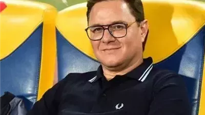 بظهور مرعب.. مدرب الوداد يحضر مباراة العين في كأس العالم للأندية (صورة)