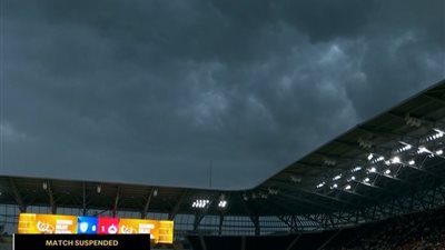 ذعر الجماهير وإخلاء الملعب.. الأمطار والرعد يوقفان مباراة سالزبورج وباتشوكا (فيديو)