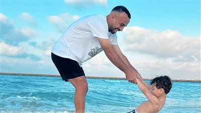 أفشة يستمتع بالإجازة الصيفية برفقة نجله على شواطئ الساحل الشمالي