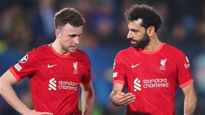 أفلت من مصير رونالدو ودياز.. الغموض يحاوط محمد صلاح بعد جنازة جوتا