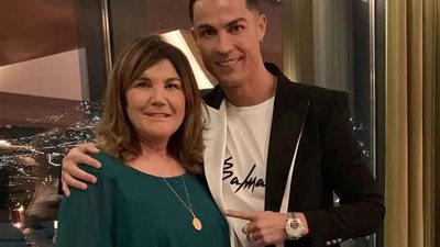 والدة كريستيانو رونالدو تدافع عنه بقوة بعد غيابه عن جنازة ديوجو جوتا