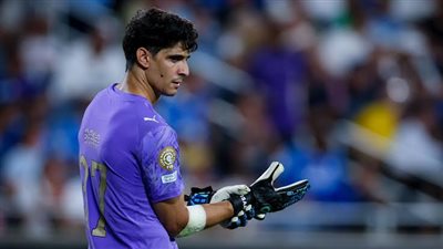 تقارير إسبانية: إشبيلية يتحرك لاستعادة ياسين بونو إلى صفوفه