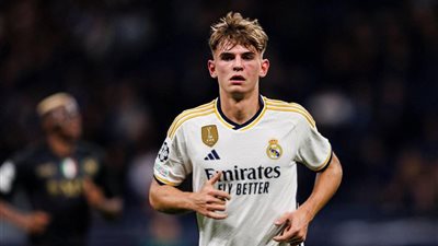 رفض استعادته.. ريال مدريد يترك لاعبه تحت رحمة أسطورة برشلونة