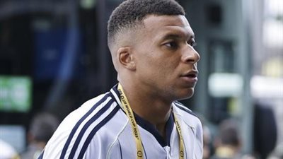 لقطة طريفة.. مبابي يصيب عاملًا قبل مباراة باريس سان جيرمان (صور)