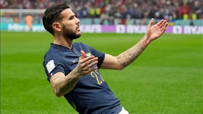 ثيو هيرنانديز يوقع على عقود انتقاله إلى الهلال السعودي (تفاصيل)