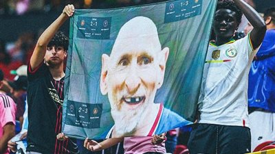 جماهير ترفع لافتات معادية لميسي في أتلانتا بلقاء ميامي ضد باريس سان جيرمان