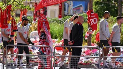 بمشاركة محمد صلاح.. نجوم ليفربول ينعون ديوجو جوتا بوقفة صامتة بالزهور في أنفيلد 