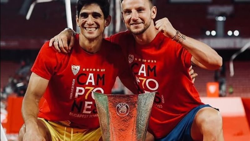 ياسين بونو و إيفان