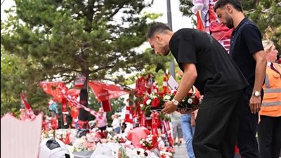 وفد رسمي من مانشستر يونايتد يقدمون واجب العزاء في جوتا (صور)