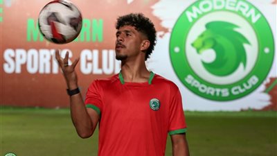 بعد أرتباط أسمه بالزمالك.. موردن سبورت يتعاقد مع محمود ممدوح مهاجم الحرس (فيديو)