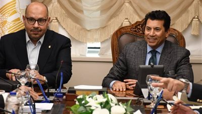أشرف صبحى  يشيد بدور اللجنة الأولمبية المصرية في إنجاز تعديلات قانون الرياضة