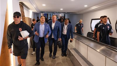 وصول بعثة الأهلي إلى تونس استعدادًا لبدء المعسكر (صور)