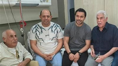 رئيس الزمالك يزور حسن شحاتة للاطمئنان عليه بعد خضوعه لعملية جراحية