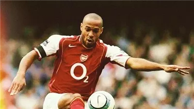 من برشلونة إلى أرسنال.. قميص تييري هنري مطمع نجوم العالم