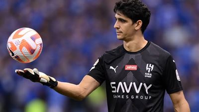 ياسين بونو يحسم موقفه مع الهلال السعودي بشأن تجديد عقده