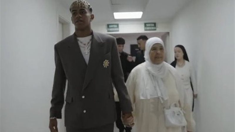 لامين يامال وجدته